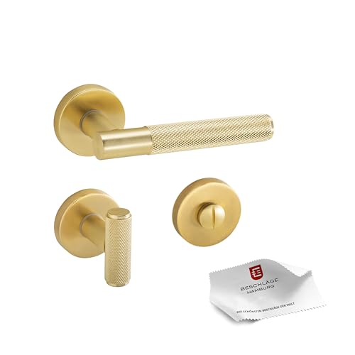 Beschläge Hamburg | Türgriff Türbeschlag MUNICH-X 07 MM WC | Bad Türklinke mit Gitternetzstruktur für Toiletten Innentüren | Karomuster Drückergarnitur | ø51x10mm | Türdrücker in messingfarben matt von Beschläge Hamburg