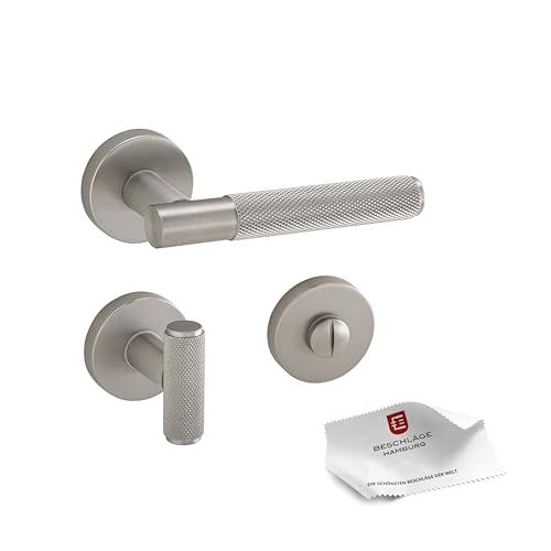 Beschläge Hamburg | Türgriff Türbeschlag MUNICH-X 07 VAM WC | Bad Türklinke mit Gitternetzstruktur für Toiletten Innentüren | Karomuster Drückergarnitur | ø51x10mm | Türdrücker in edelstahlfarben matt von Beschläge Hamburg