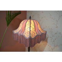 Handgefertigte Rosa Und Gold Lampenschirm Mit Bestickter Spitze Fransen von BespokeByNikita