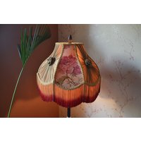 Handgefertigter Brauner Lampenschirm Mit Viskose Fransen Handgefertigter Brauner Lampenschirm Mit Viskose Fransen von BespokeByNikita