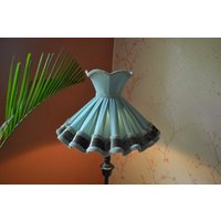 Handgemachter Gewellter Lampenschirm Retro Petrol Samtschirm Handgemachter Gewellter Lampenschirm Retro Petrol Samtschirm von BespokeByNikita