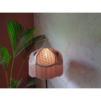 Handgenähter Beigefarbener Lampenschirm Mit Fransen Eleganter Kuppelschirm Handgenähter Beigefarbener Lampenschirm Mit Fransen Eleganter Kuppelschirm von BespokeByNikita