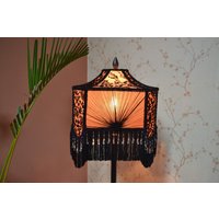 Pfirsich & Schwarzer Spitzen-Lampenschirm Mit Perlenfransen Pfirsich & Schwarzer Spitzen-Lampenschirm Mit Perlenfransen von BespokeByNikita