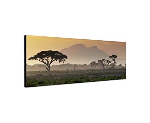 Wandbild auf Leinwand als Panorama in 120x40 cm Afrika bei Sonnenuntergang! Afrikanische Savanne mit Baum und Berge.Serengeti mit Graslandschaft. von Best for Home