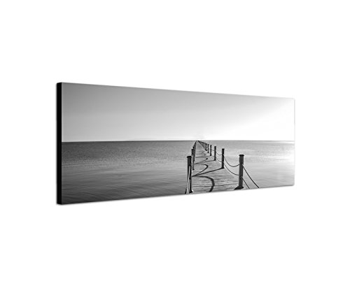 Wandbild auf Leinwand als Panorama in 120x40 cm Langer Holzsteg führt ins Meer bei klarem Himmel. schwarz/weiß von Best for Home
