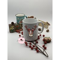 Hirsch Tasse | Weihnachtstasse Geschenke Kaffeetasse Rehknäue Wintertasse Weihnachtsmann Be Happy Personalisierte von BestSellerMug