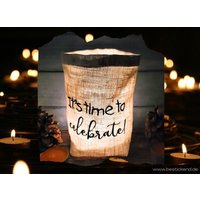 Besticktes Windlicht "It's Time To Celebrate" Freie Farbwahl Lichtbeutel, Kerzenglas, Deko, Geschenk, Kompliment, Danke, Party, Teelicht Besticktes Windlicht "It's Time To Celebrate" Freie Farbwahl Lichtbeutel, Kerzenglas, Deko, Geschenk, Kompliment, Danke, Party, Teelicht von Bestickend