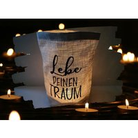 Besticktes Windlicht "Lebe Deinen Traum" Freie Farbwahl Lichtbeutel Kerzenglas Deko Garten Tischdeko Party Teelicht Laterne Besticktes Windlicht "Lebe Deinen Traum" Freie Farbwahl Lichtbeutel Kerzenglas Deko Garten Tischdeko Party Teelicht Laterne von Bestickend