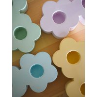 Bunter Stabkerzenhalter in Blumenform | Flower Tray Kerzenhalter Frühlingsdeko Bunt Frühling Blumendeko von BetonKollektiv