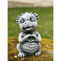 Steinfigur Drache " Yogi" Frostfest Steinguss Gargoyle Garten Deko Garden Ornament von BetonhexeShop