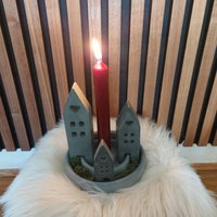 Dekoteller Mit 3 Häusern Und 1 Stabkerze von BetoniqueKarina