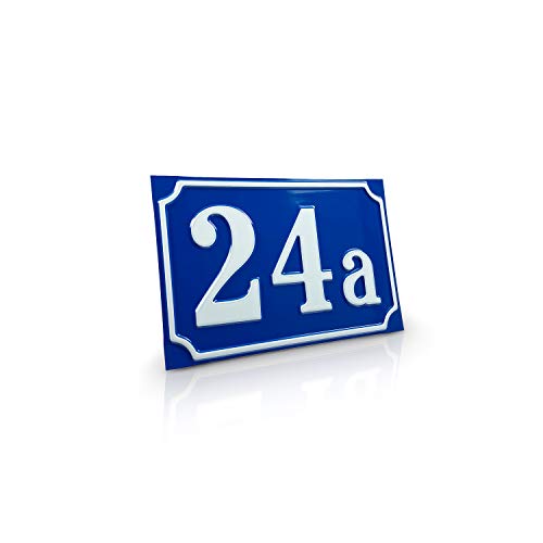 Betriebsausstattung24® Hausnummernschild | Nostalgische Hausnummer | Mit Wunschtext Prägung | Aluminiumschild mit Antiqua-Rand | Größe: (18,0 x 12,0 cm, Blau mit weißer Schrift) von Betriebsausstattung24