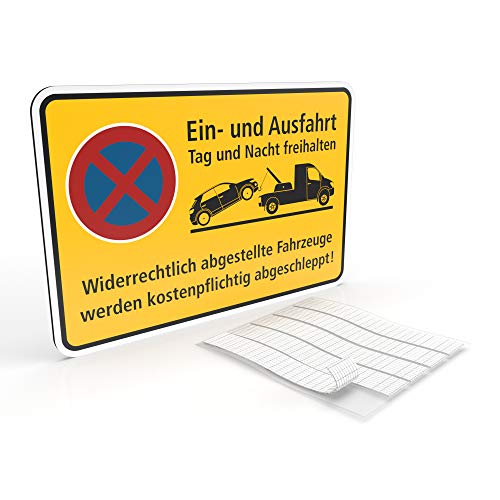 Betriebsausstattung24® Hinweisschild Ein- und Ausfahrt Tag und Nacht freihalten - Falschparker werden abgeschleppt | BxH 30,0 x 20,0 cm | Aluminium Verbundplatte | Gelb von Betriebsausstattung24