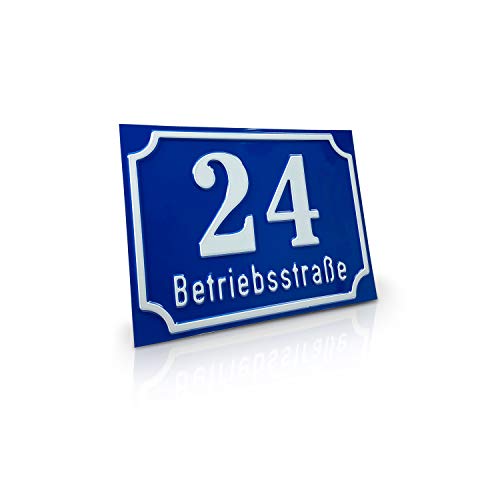 Betriebsausstattung24® Nostalgisches Straßenschild mit Wunschtext | Wegschild o. Hausnummer | geprägtes Aluminiumschild mit Antiqua-Rand (20,0 x 15,0 cm, Blau mit weißer Schrift) von Betriebsausstattung24