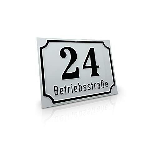 Betriebsausstattung24® Nostalgisches Straßenschild mit Wunschtext | Wegschild o. Hausnummer | geprägtes Aluminiumschild mit Antiqua-Rand (20,0 x 15,0 cm, Weiß mit schwarzer Schrift) von Betriebsausstattung24