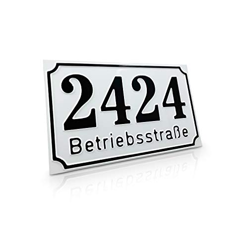 Betriebsausstattung24® Straßenschild mit Wunschtext | Wegschild o. Hausnummer | geprägtes Aluminiumschild mit Antiqua-Rand (25,0 x 20,0 cm, Weiß mit schwarzer Schrift) von Betriebsausstattung24