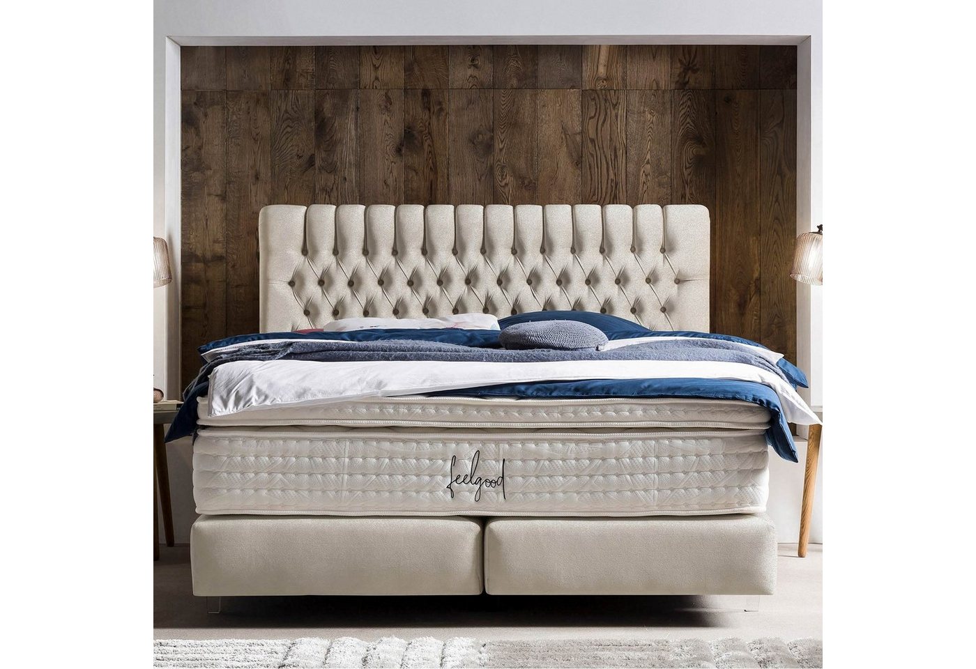 BettCo Boxspringbett Chester (in Creme Samt, 200 x 200 cm), Chesterfield-Design + optionaler Topper, Acryl-Füße Glas-Optik von BettCo