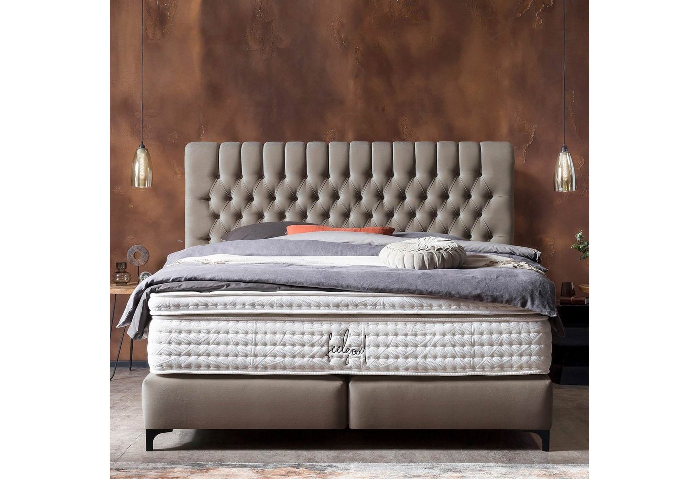 BettCo Boxspringbett Chester (in Taupe Velours, 140 x 200 cm), Chesterfield-Design + optionaler Topper, Schwarze Metallfüße von BettCo