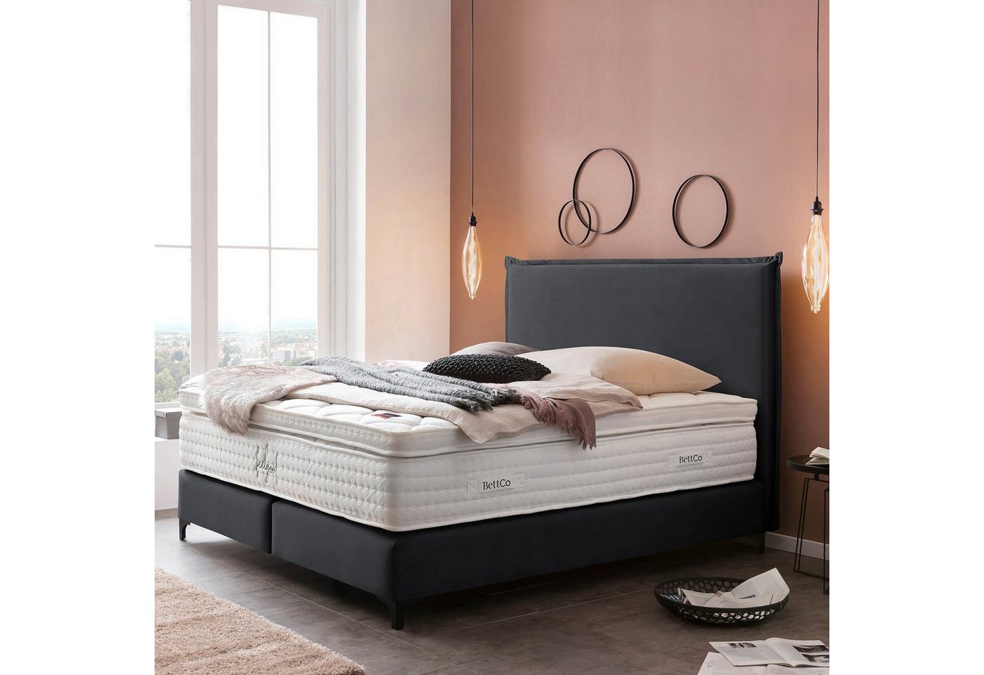 BettCo Boxspringbett London (140 x 200 cm, in Schwarz Velours), Zeitloses-Design mit Biese + optionaler Topper, Schwarze Metallfüße von BettCo