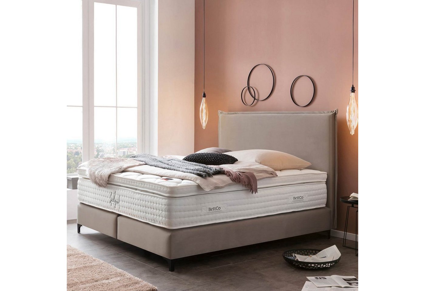 BettCo Boxspringbett London (160 x 200 cm, in Taupe Velours), Zeitloses-Design mit Biese + optionaler Topper, Schwarze Metallfüße von BettCo