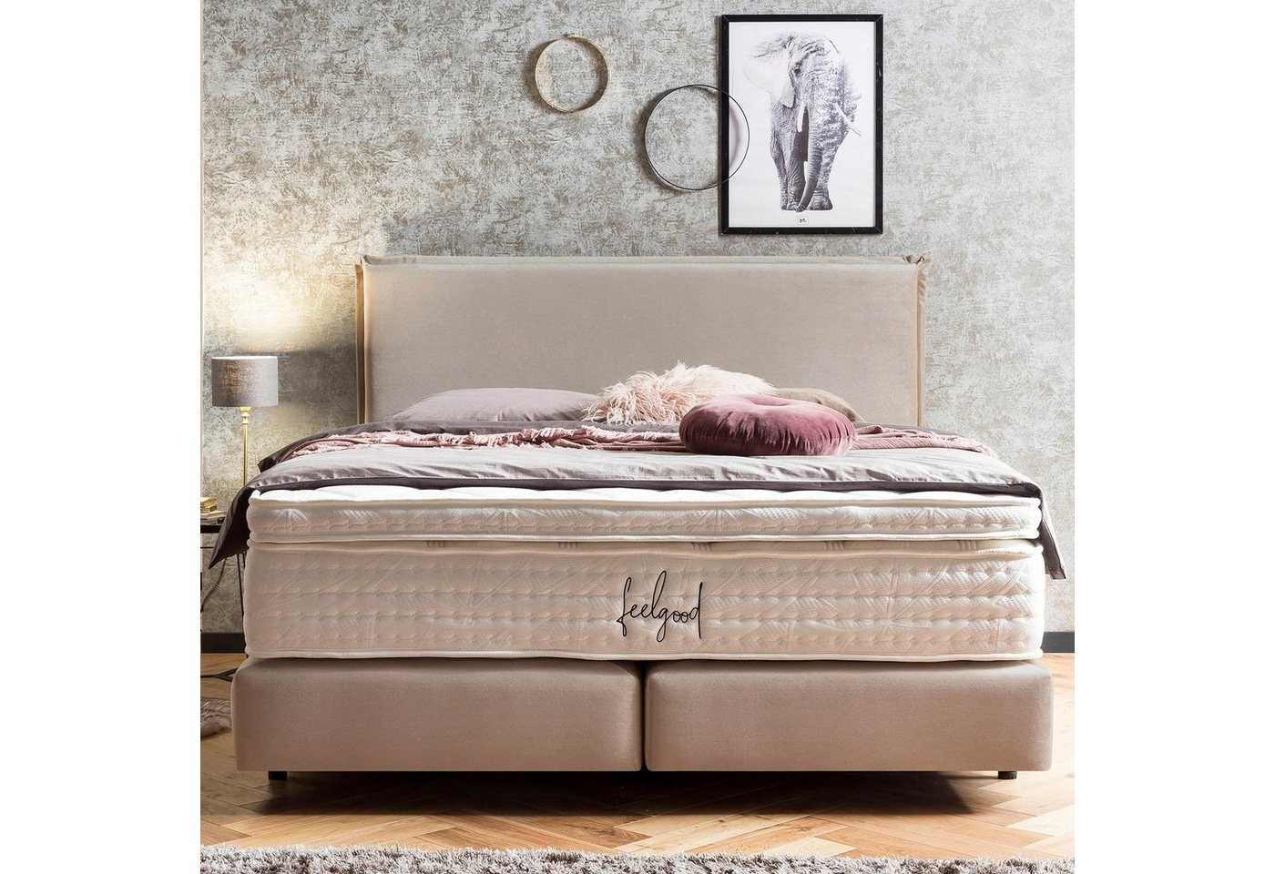 BettCo Boxspringbett London (in Beige Samt, 160 x 200 cm), Zeitloses-Design mit Biese + optionaler Topper, Schwebeoptik von BettCo