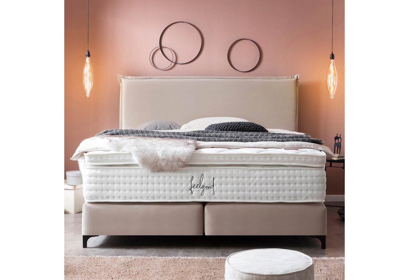 BettCo Boxspringbett London (in Creme Velours, 180 x 200 cm), Zeitloses-Design mit Biese + optionaler Topper, Schwarze Metallfüße von BettCo