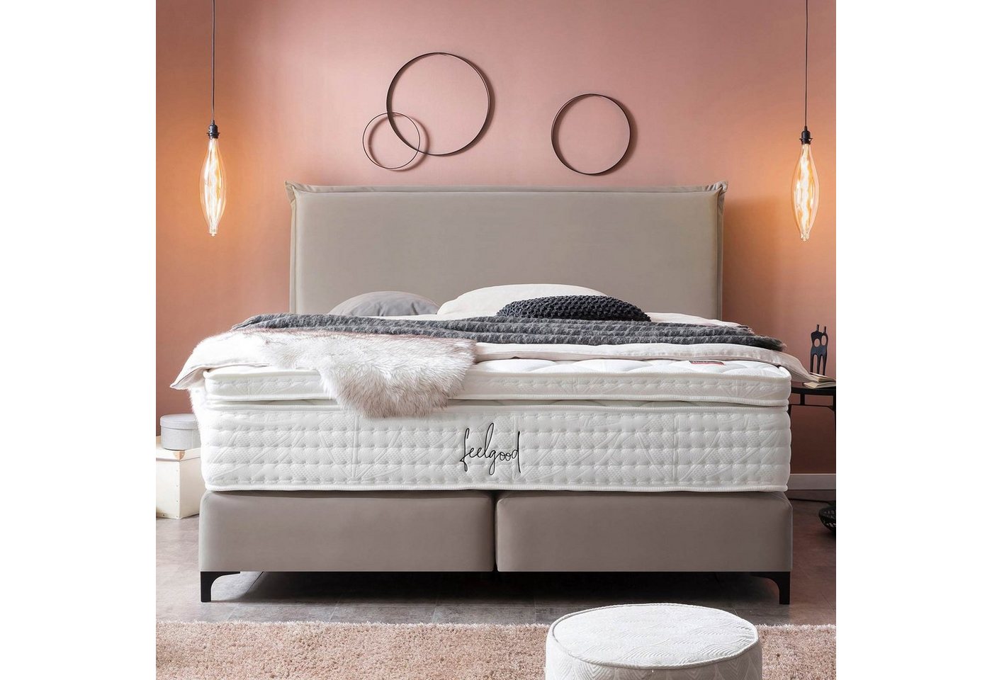 BettCo Boxspringbett London (in Taupe Velours, 180 x 200 cm), Zeitloses-Design mit Biese + optionaler Topper, Schwarze Metallfüße von BettCo