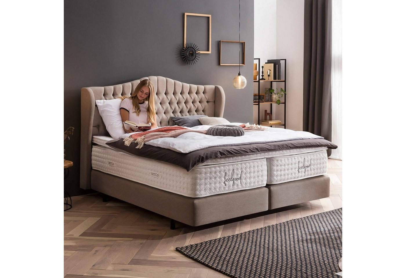 BettCo Boxspringbett Maison (140 x 200 cm, in Nougat Webstoff), Chesterfield Design mit Ohren + optionaler Topper, Schwebeoptik von BettCo