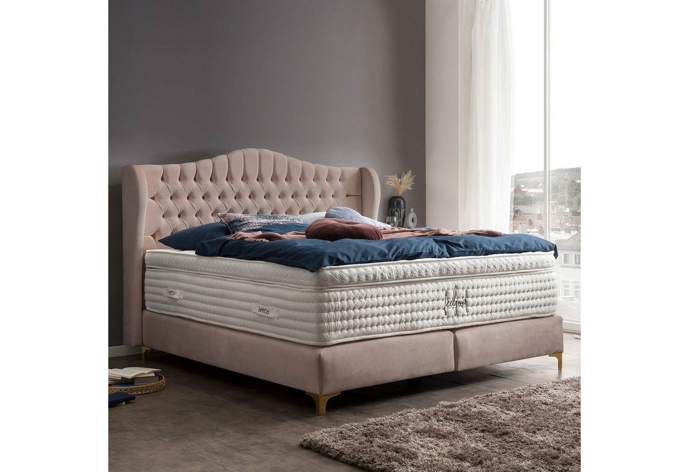 BettCo Boxspringbett Maison (140 x 200 cm, in Rose Samt), Chesterfield Design mit Ohren + optionaler Topper, Füße Gold-Optik von BettCo