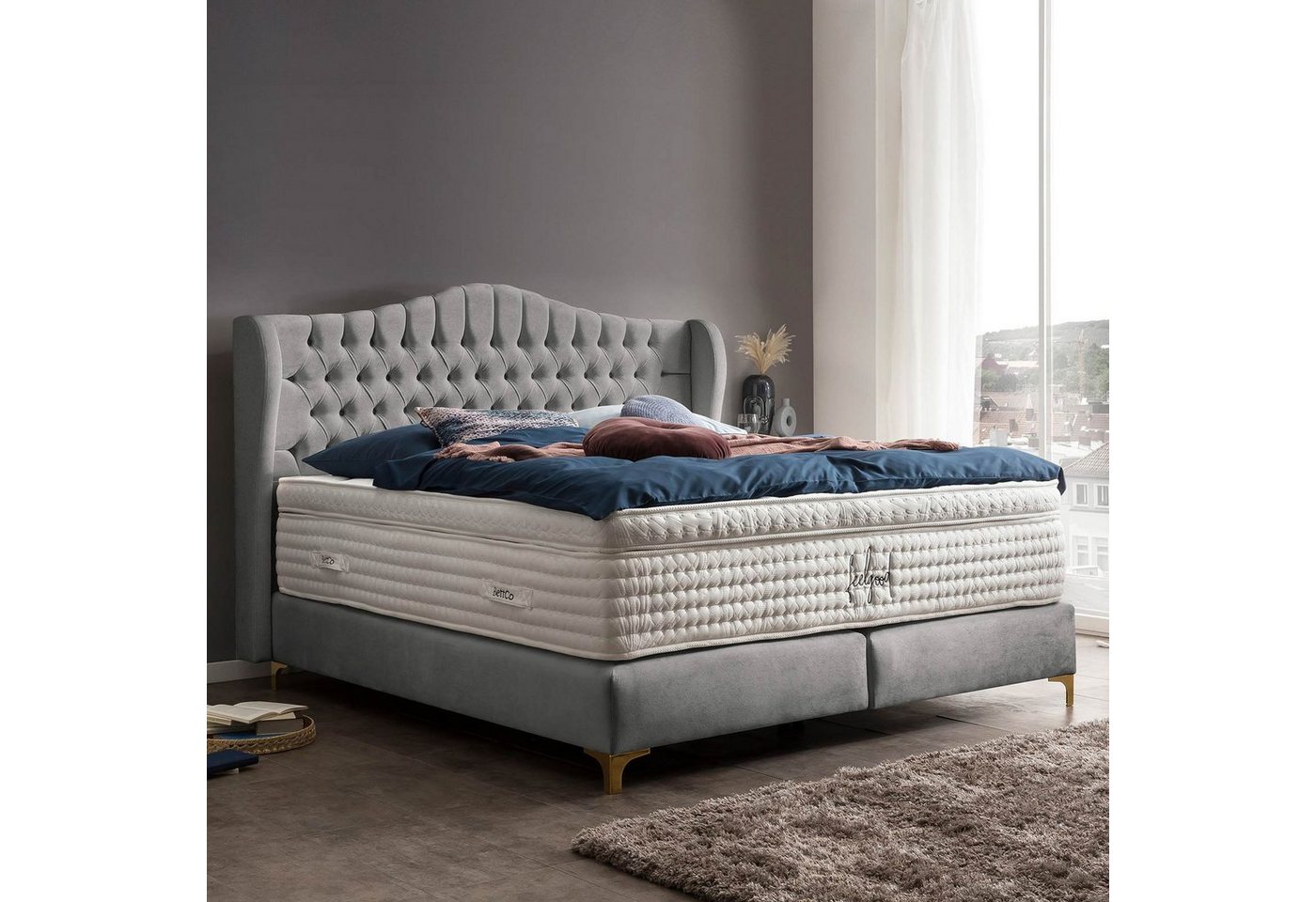 BettCo Boxspringbett Maison (200 x 200 cm, in Silber Samt), Chesterfield Design mit Ohren + optionaler Topper, Füße Gold-Optik von BettCo