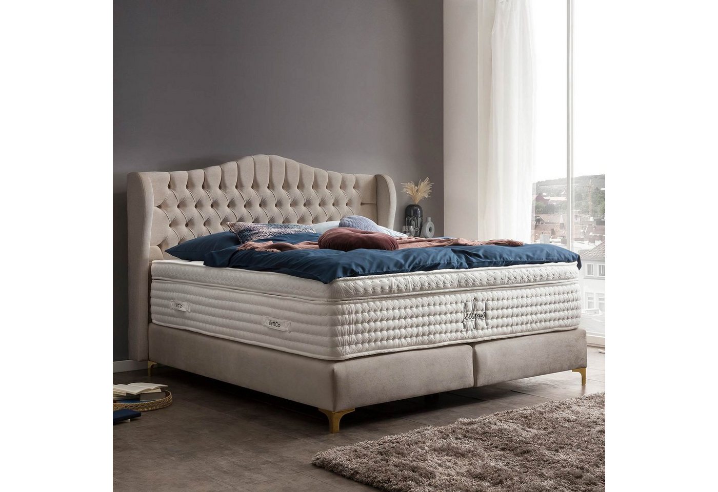 BettCo Boxspringbett Maison (in Beige Samt, 180 x 200 cm), Chesterfield Design mit Ohren + optionaler Topper, Füße Gold-Optik von BettCo