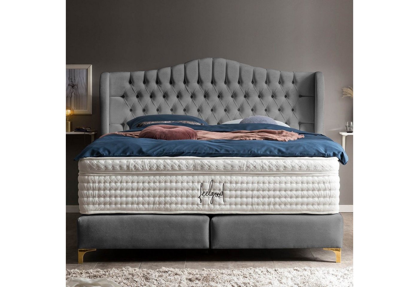 BettCo Boxspringbett Maison (in Dunkelgrau Samt, 200 x 200 cm), Chesterfield, Topper optional, Füße Gold-Optik von BettCo