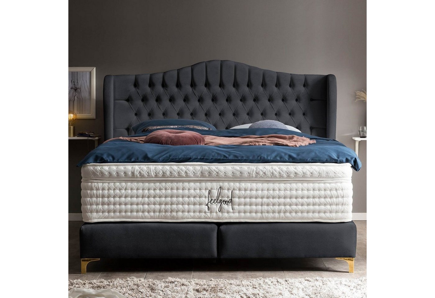 BettCo Boxspringbett Maison (in Schwarz Samt, 140 x 200 cm), Chesterfield Design mit Ohren + optionaler Topper, Füße Gold-Optik von BettCo