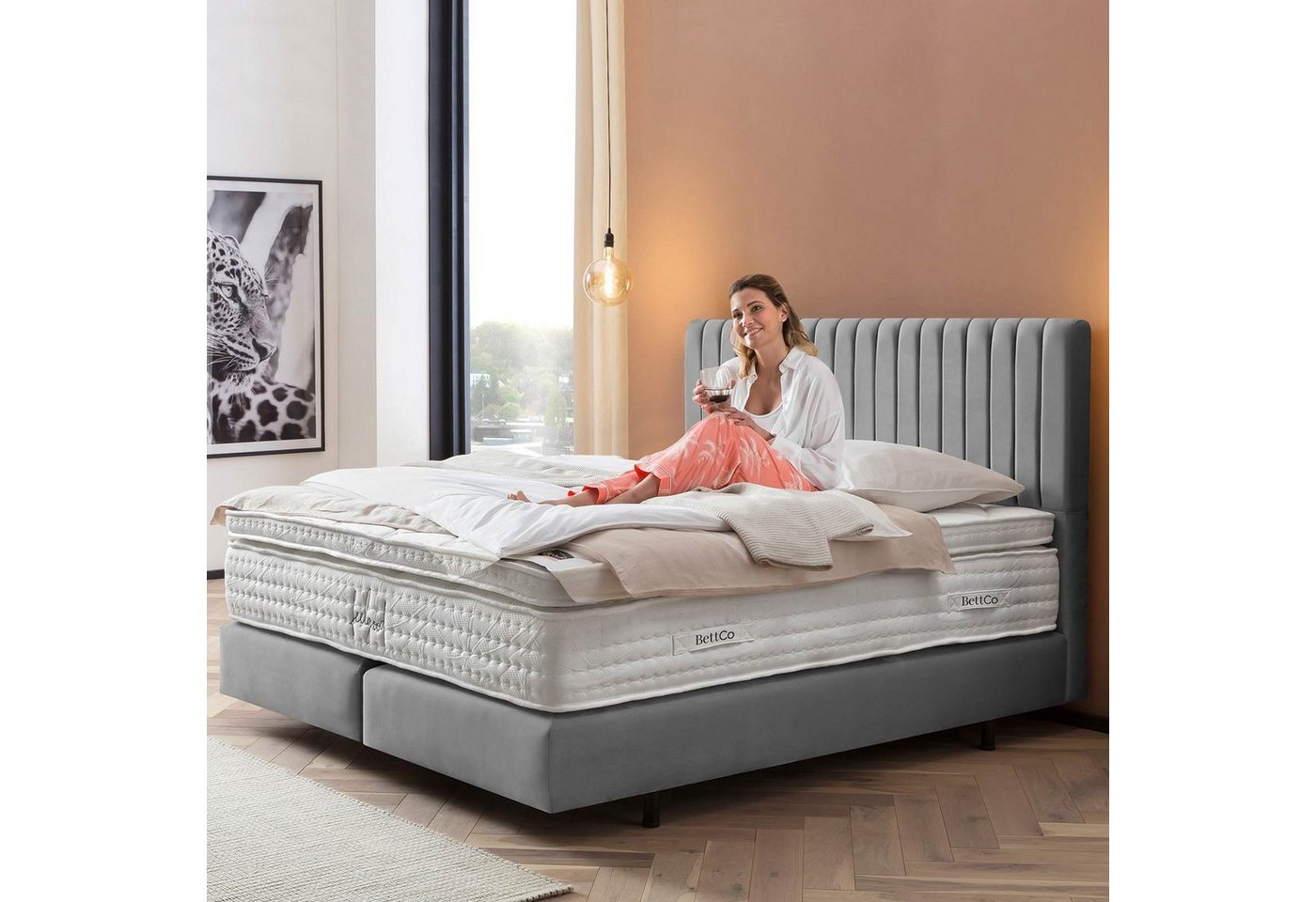 BettCo Boxspringbett Paris (140 x 200 cm, in Grau Velours), Zeitloses-Design mit Pfeifensteppung + optionaler Topper, Schwebeoptik von BettCo