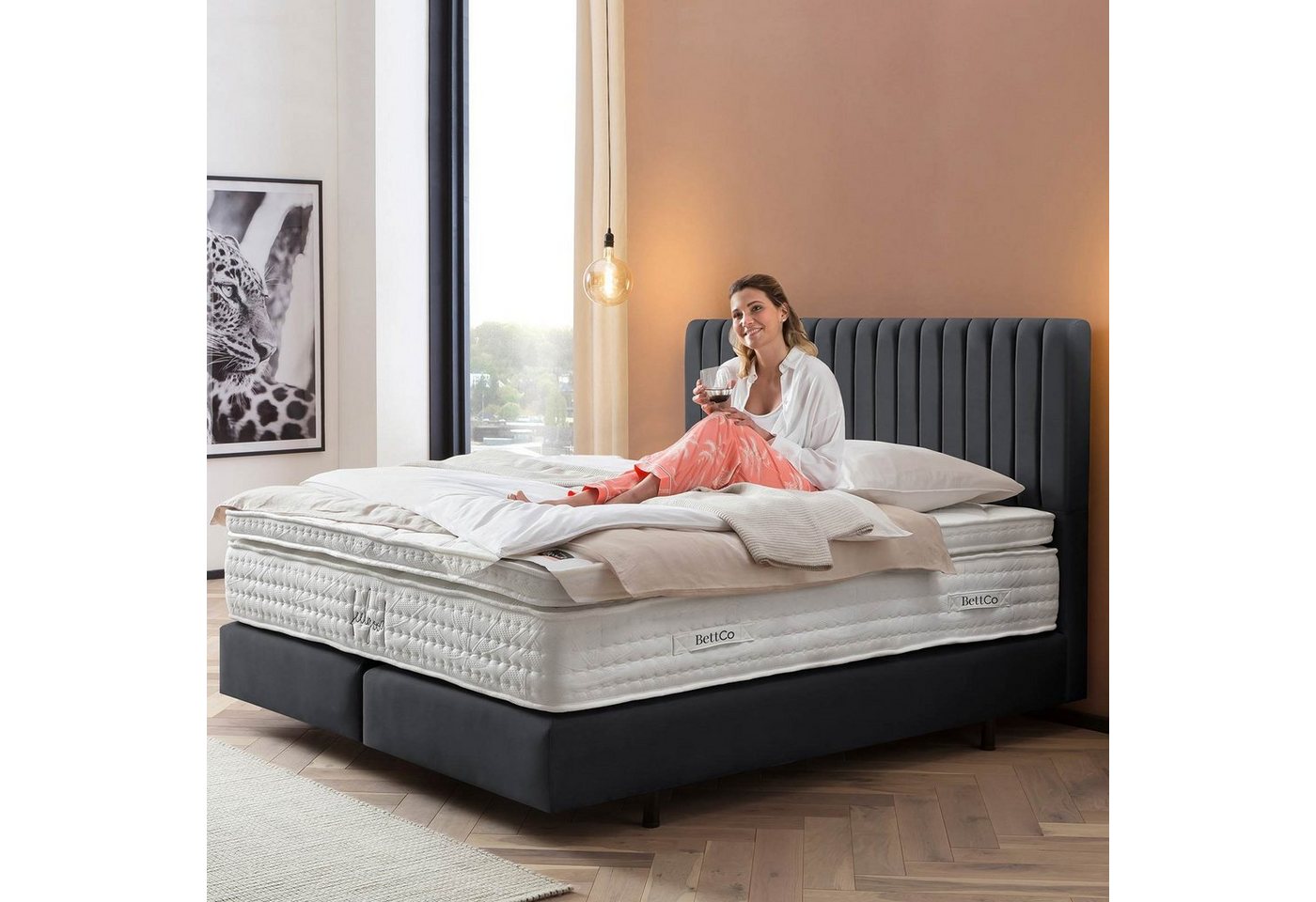 BettCo Boxspringbett Paris (140 x 200 cm, in Schwarz Velours), Zeitloses-Design mit Pfeifensteppung + optionaler Topper, Schwebeoptik von BettCo