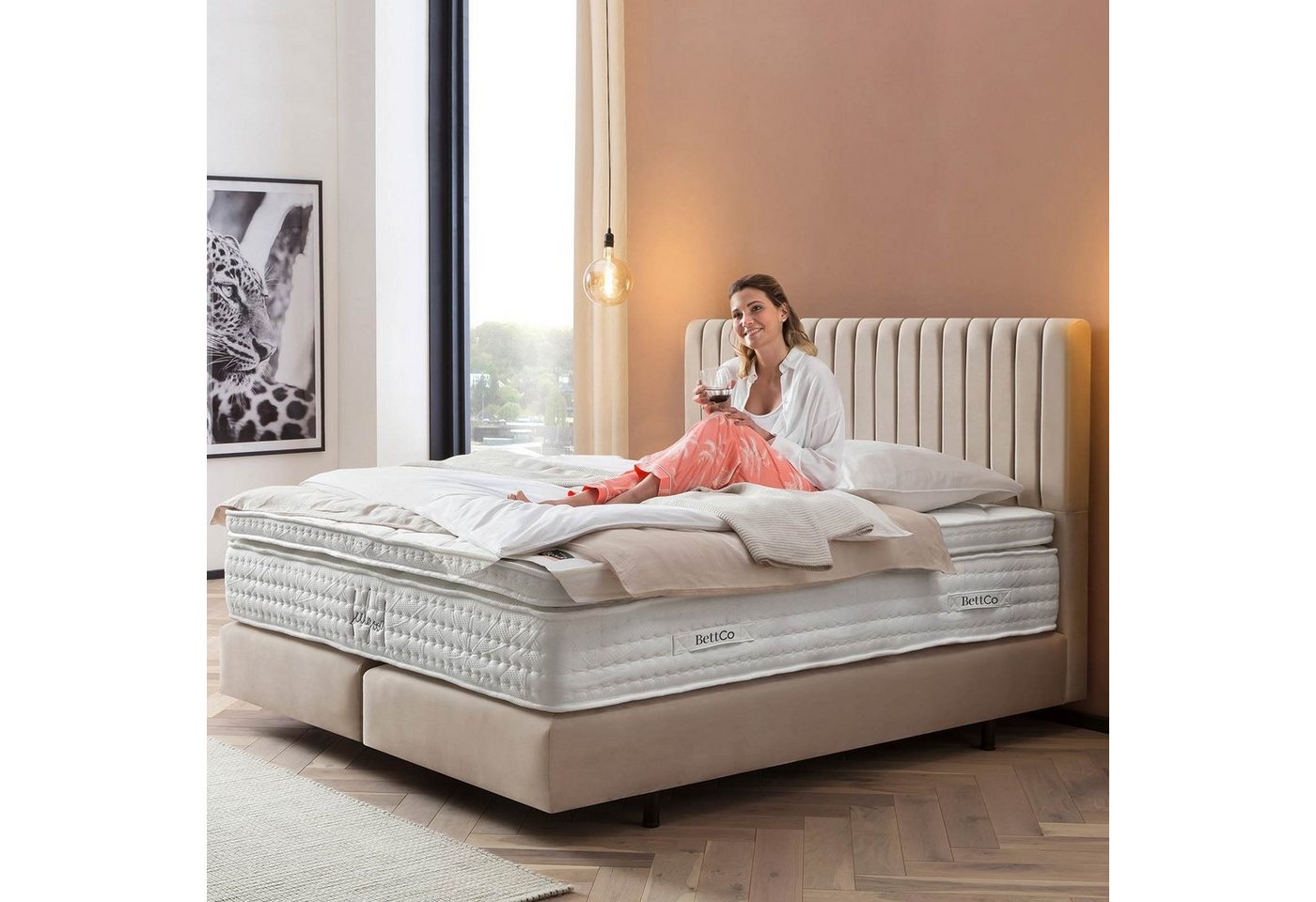 BettCo Boxspringbett Paris (160 x 200 cm, in Creme Velours), Zeitloses-Design mit Pfeifensteppung + optionaler Topper, Schwebeoptik von BettCo