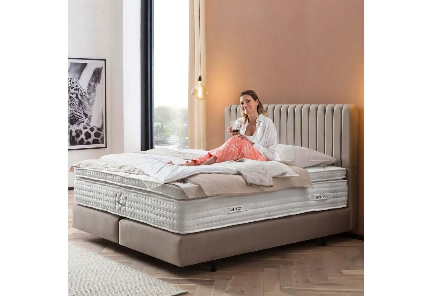 BettCo Boxspringbett Paris (180 x 200 cm, in Taupe Velours), Zeitloses-Design mit Pfeifensteppung + optionaler Topper, Schwebeoptik von BettCo