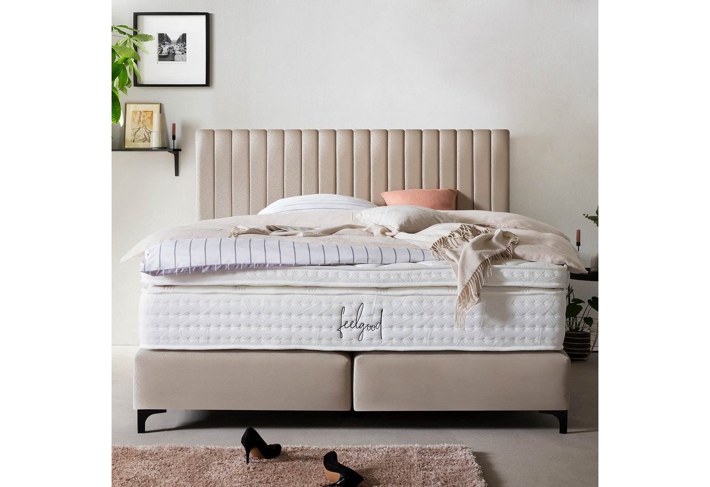 BettCo Boxspringbett Paris (in Beige Samt), Pfeifensteppung Design + optionaler Topper, Schwarze Metallfüße von BettCo