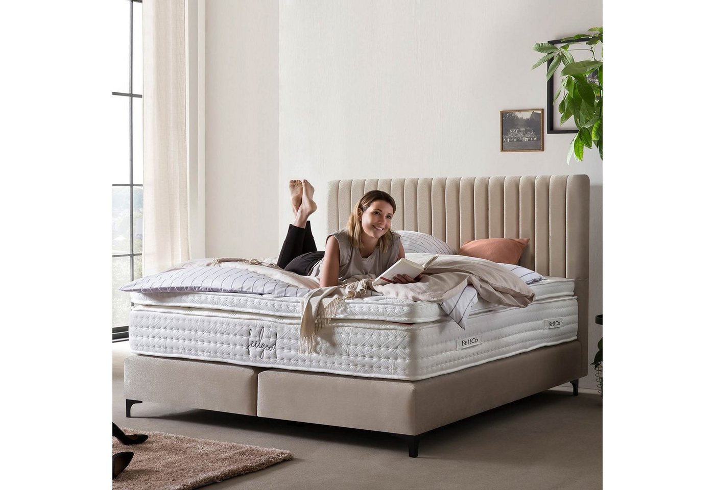 BettCo Boxspringbett Paris (in Beige Samt, 180 x 200 cm), Pfeifensteppung Design + optionaler Topper, Schwarze Metallfüße von BettCo