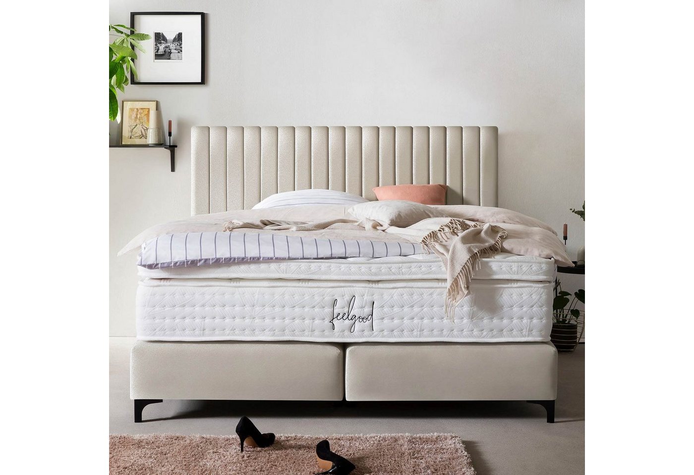 BettCo Boxspringbett Paris (in Creme Samt), Pfeifensteppung Design + optionaler Topper, Schwarze Metallfüße von BettCo