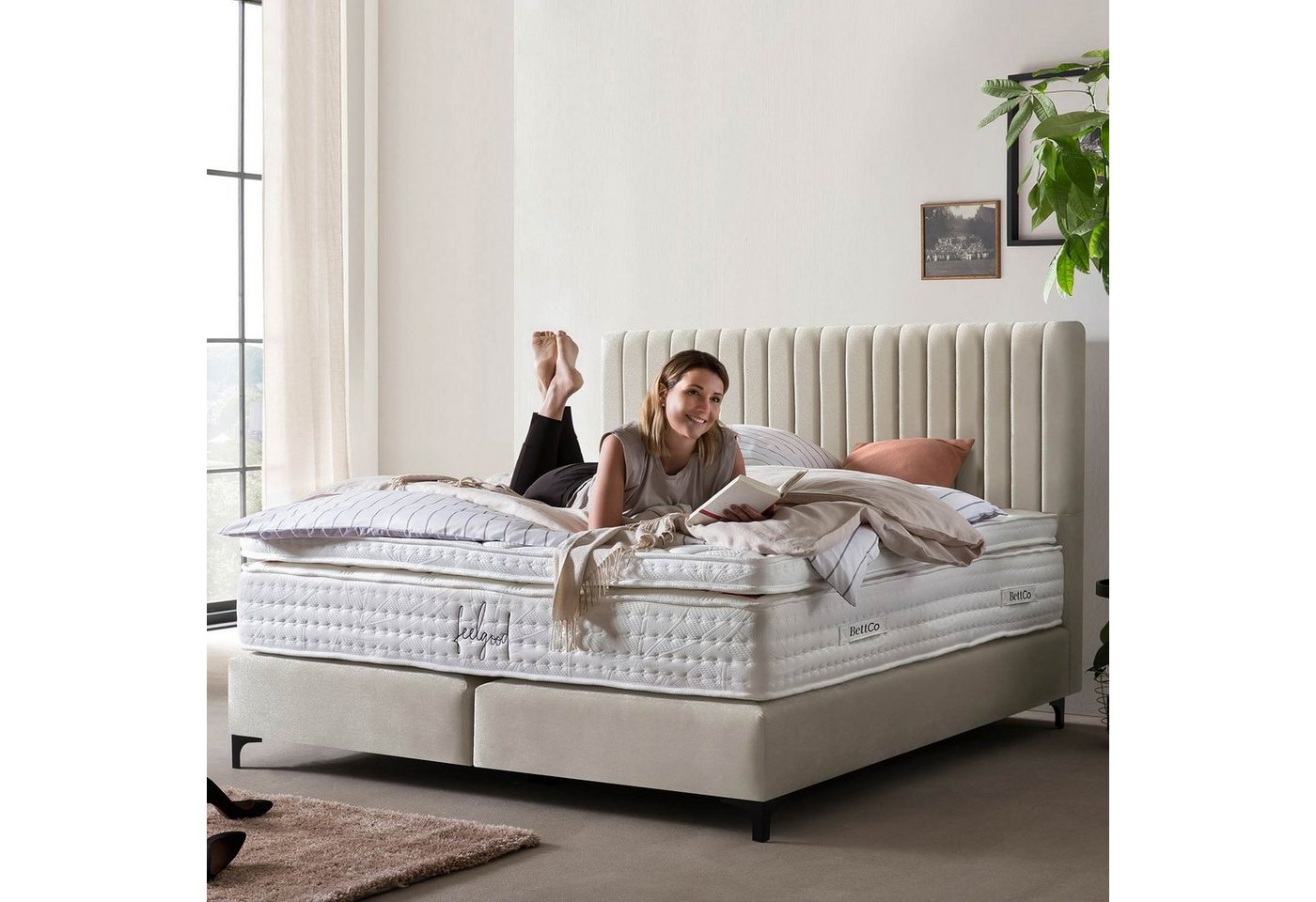 BettCo Boxspringbett Paris (in Creme Samt, 160 x 200 cm), Pfeifensteppung Design + optionaler Topper, Schwarze Metallfüße von BettCo