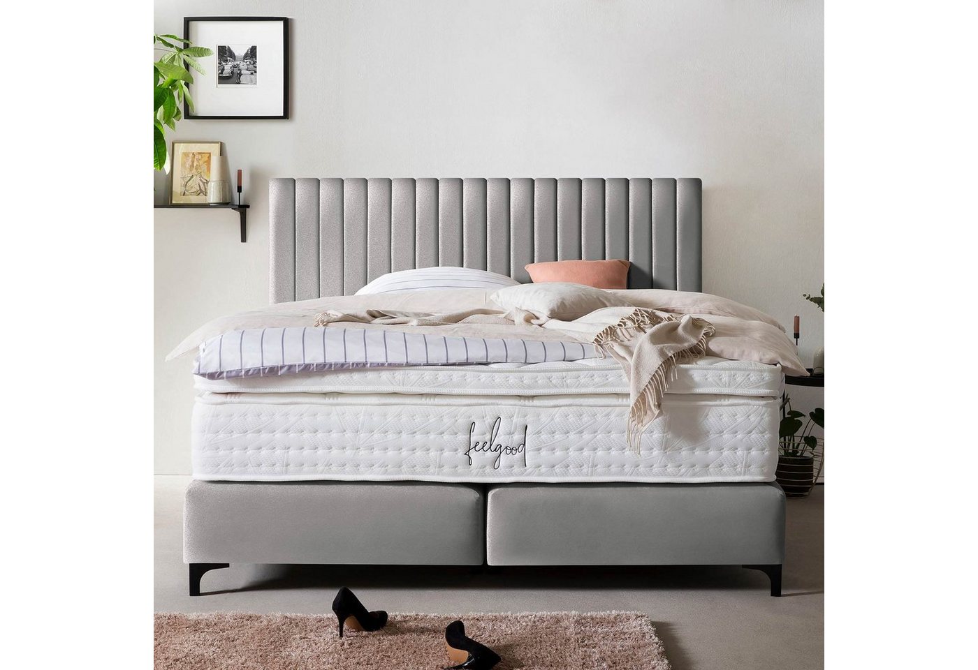 BettCo Boxspringbett Paris (in Silber Samt), Pfeifensteppung Design + optionaler Topper, Schwarze Metallfüße von BettCo