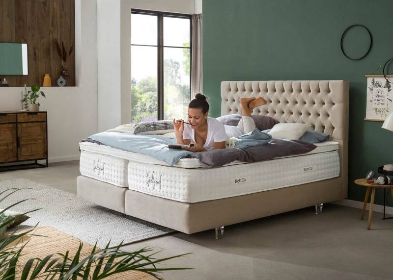 BettCo Boxspringbett Vegas (in Beige Samt, 7-St., 200 x 200 cm), Chesterfield Design, Topper optional, Acryl-Füße von BettCo