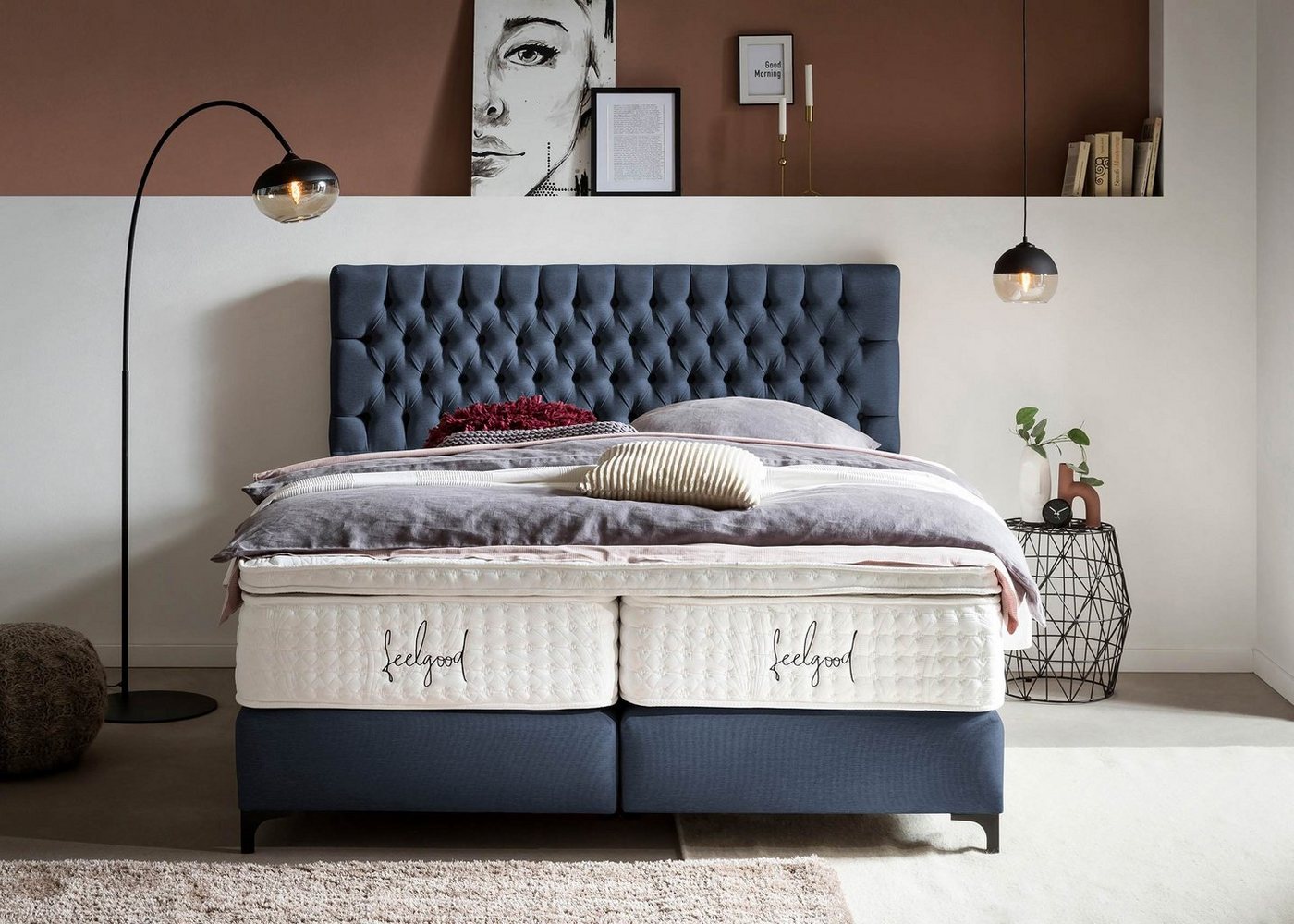 BettCo Boxspringbett Vegas (in Marine Webstoff, 7-St., 160 x 200 cm), Chesterfield-Design + optionaler Topper, Schwarze Metallfüße von BettCo