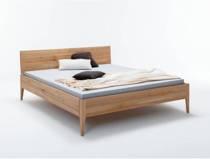 Massivholzbett Jorvi, 200 x 180cm, Doppelbett aus geÃ¶lter Wildeiche, metallarm von Bettkonzept