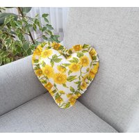 Herz-Kissen Mit Gelber Sonnenblume, Sonnenblumen-Dekoration-Wohnzimmer-Kissen, Blumenherz-Förmiges Kissen von BettyHomeDecor