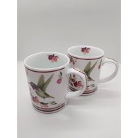 2Er Set Valerie Pfeiffer Porzellan Kolibri Und Fuchsia Blumen Kaffeebecher, 2000 von BettysAtticTreasures