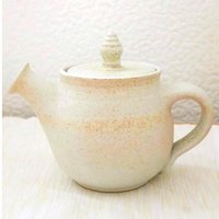 Bauchige, Beige Teekanne Aus Dem Keramik - Atelier, Fassungsvermögen Etwa 700Ml, Steinzeugkeramik, Handemade Von Der Töpferscheibe von BettysKeramikshop