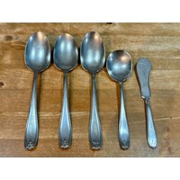 Antike Chippendale Adair | Silberplatte Von 1919 Oneida - 3 Menülöffel, 1 Buttermesser Und Teelöffel Made in Usa Antike Chippendale Adair | Silberplatte Von 1919 Oneida - 3 Menülöffel, 1 Buttermesser Und Teelöffel Made in Usa von BevBakerGems