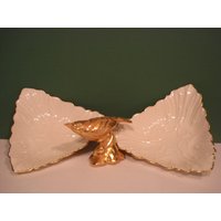 Sale - Zwei Dreieckige Tabletts Triad Kollektion Von Lenox Und Eine Terra Cotta Gold Vogel Figur von BeverlysBasement
